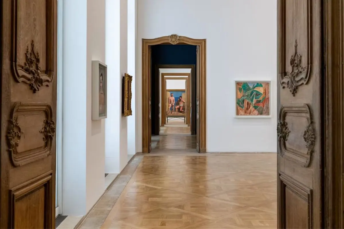Bezoekster bekijkt een schilderij van Picasso in het Musée Picasso in Parijs