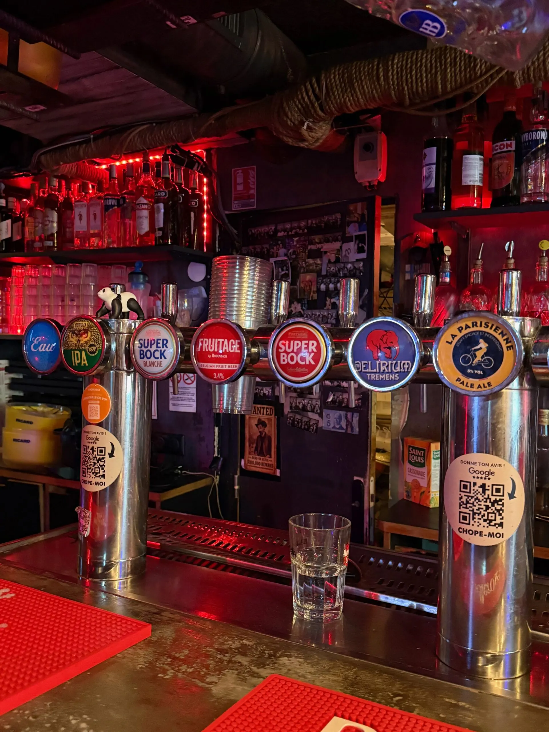 Bierkranen aan de bar van Chope-Moi in Pigalle in Parijs