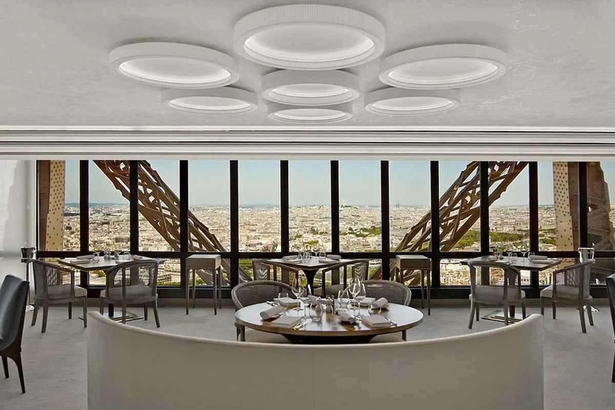 Uitzicht over Parijs vanuit Restaurant Le Jules Verne in de Eiffeltoren