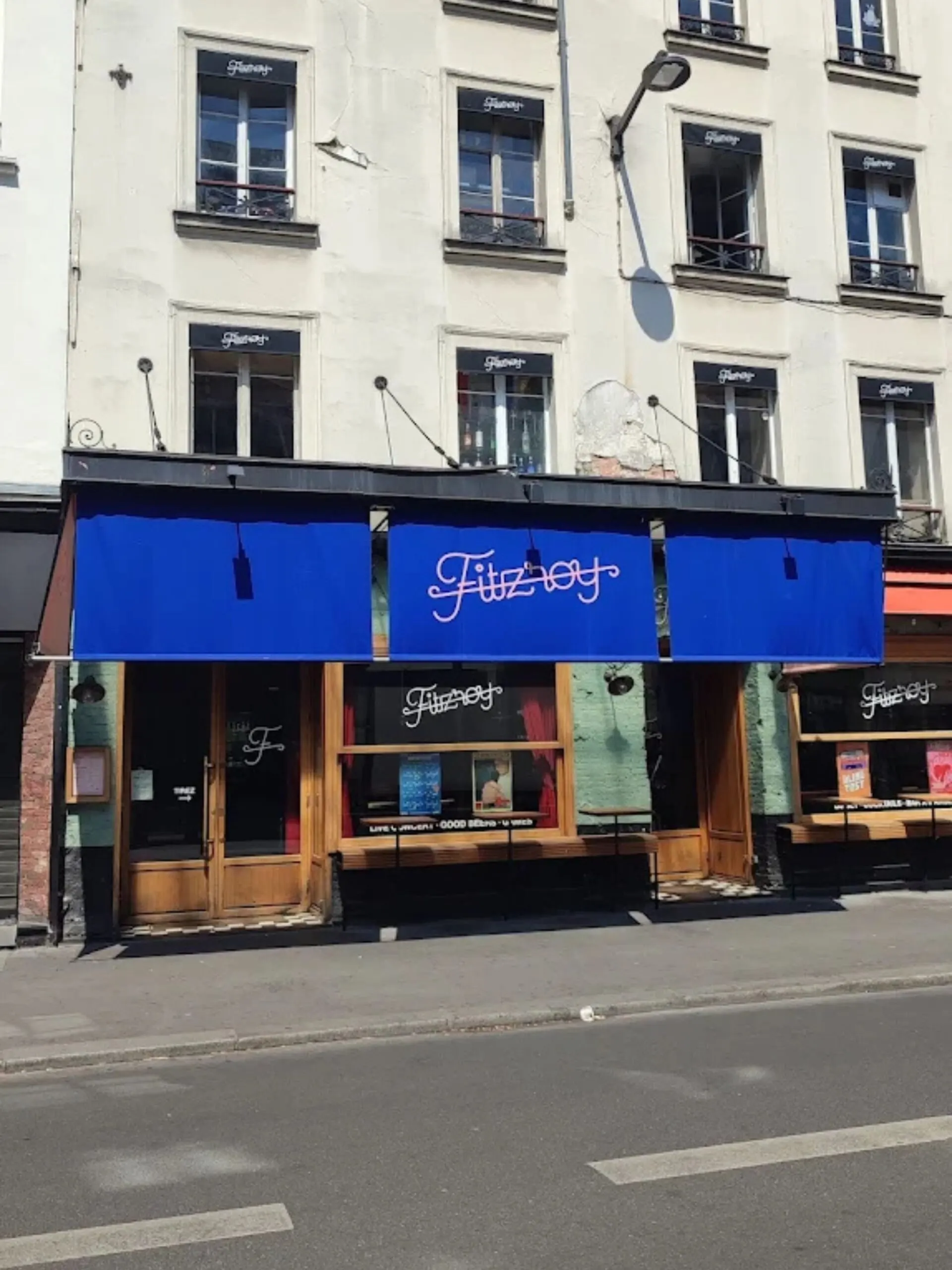 Blauwe luifel van bar Fitzroy aan de Rue du Faubourg Saint-Antoine in Parijs