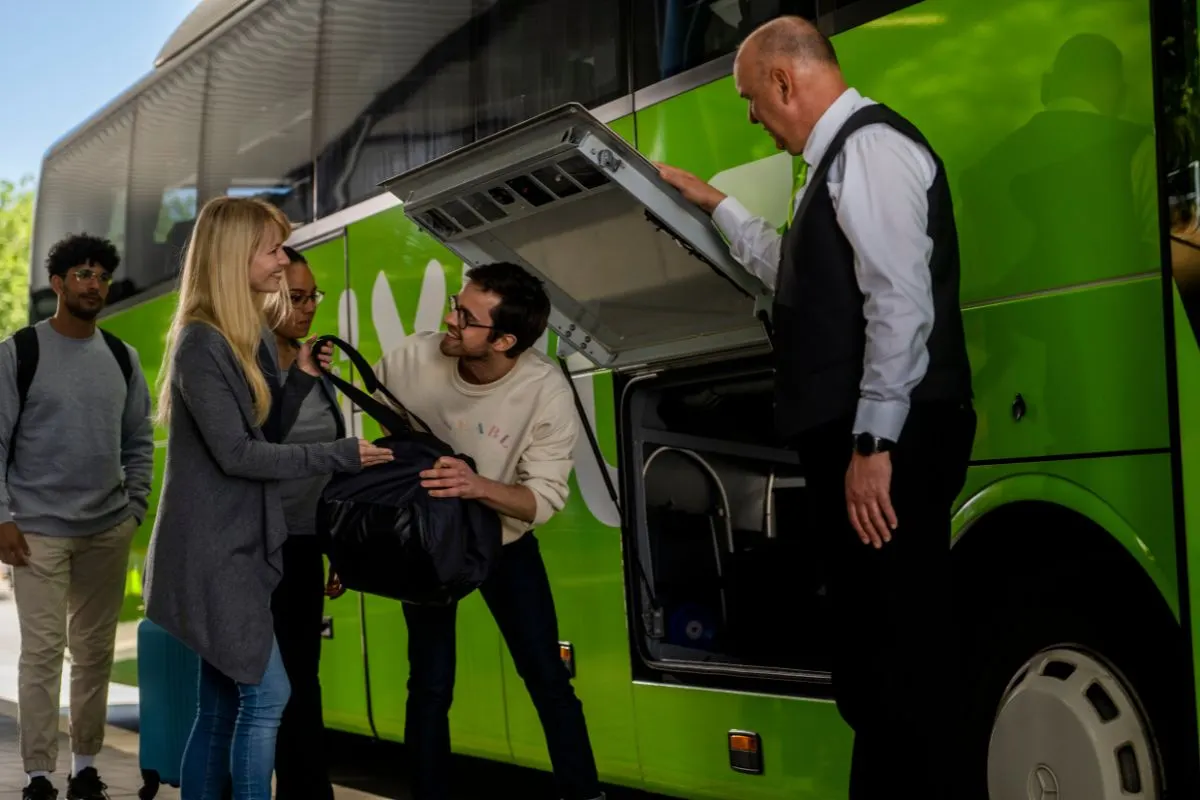 Koffers in het bagageruim van een Flixbus naar Parijs