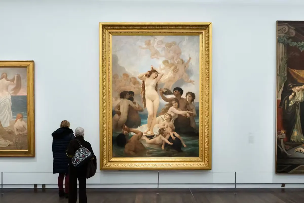 Bezoekers bekijken een schilderij in een zaal van het Musee d'Orsay