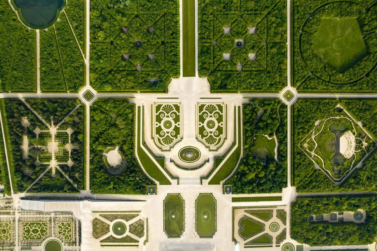 De geometrische tuinen van Versailles met perken en fonteinen