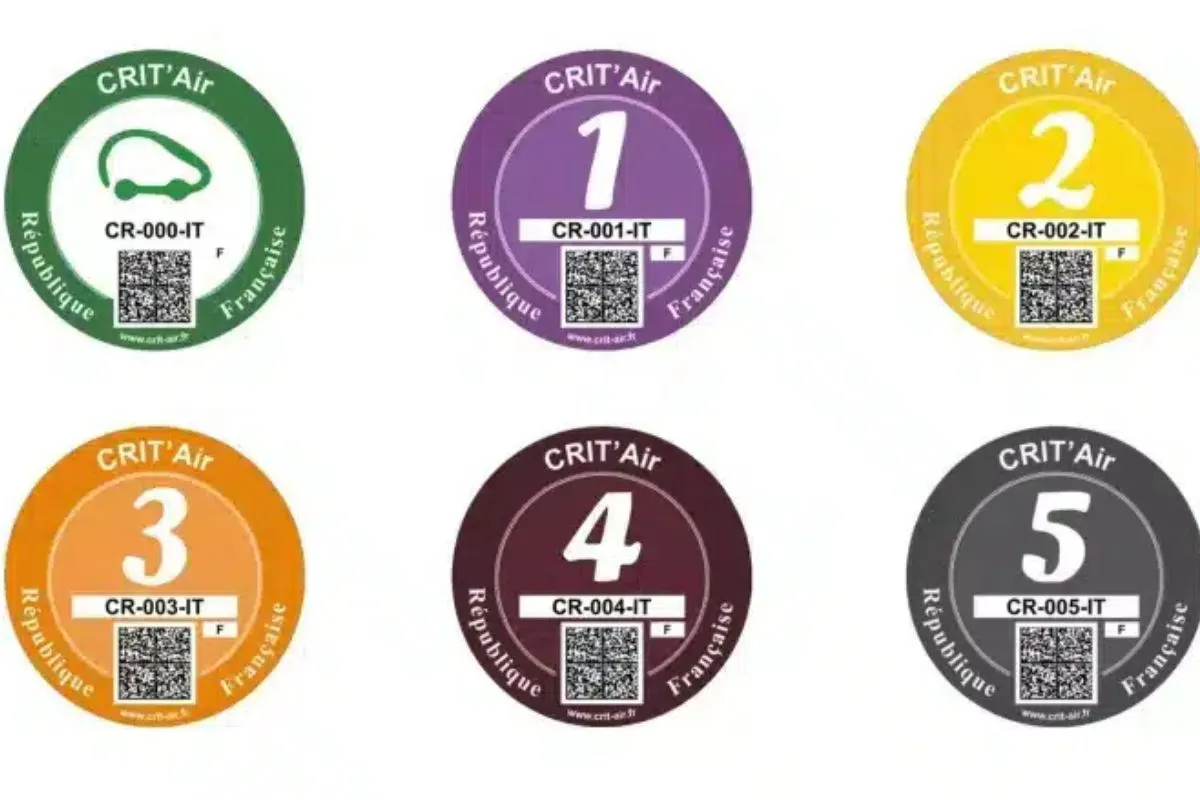 Crit'Air milieusticker voor Parijs op de voorruit van een auto