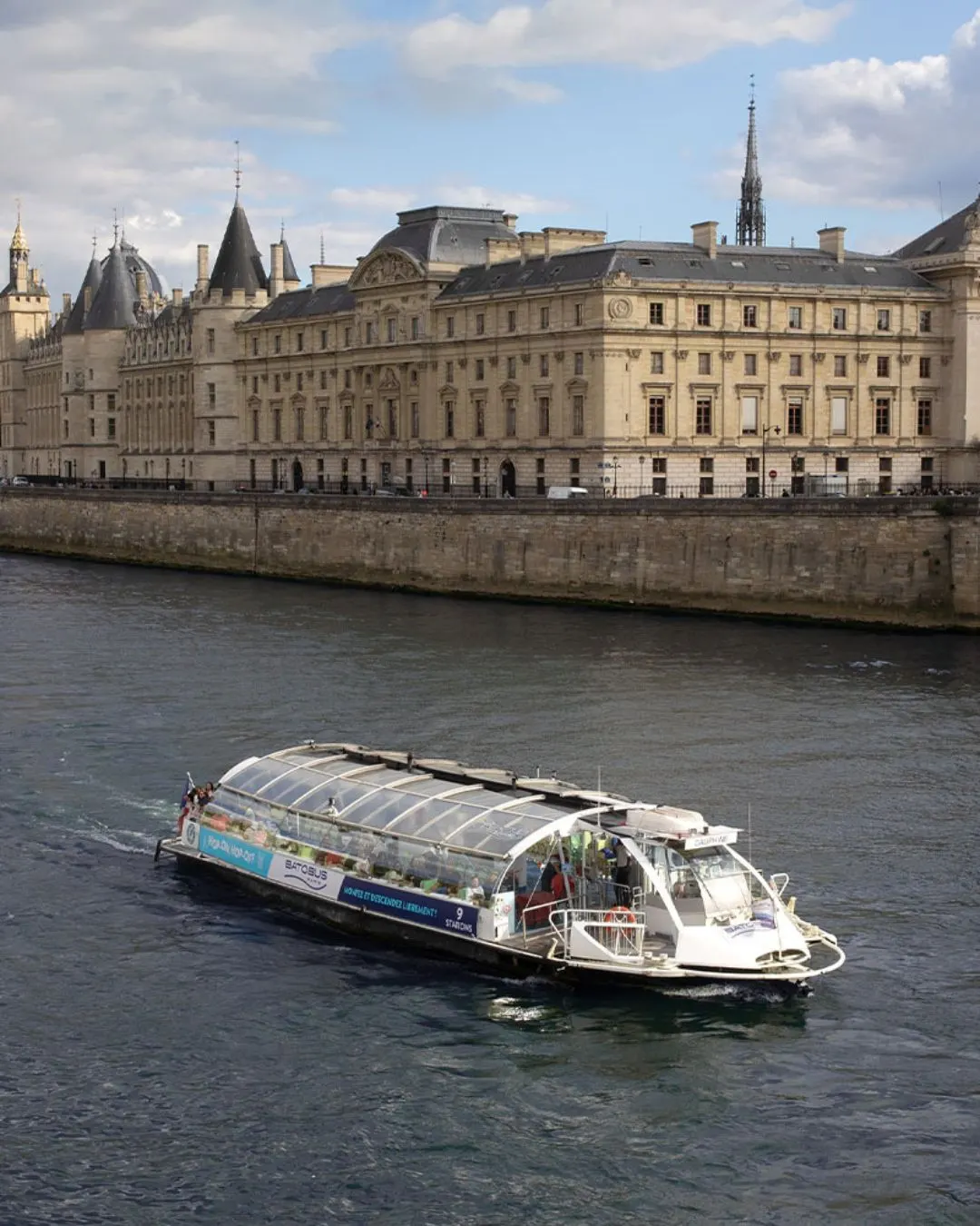 De Batobus vaart over de Seine in Parijs