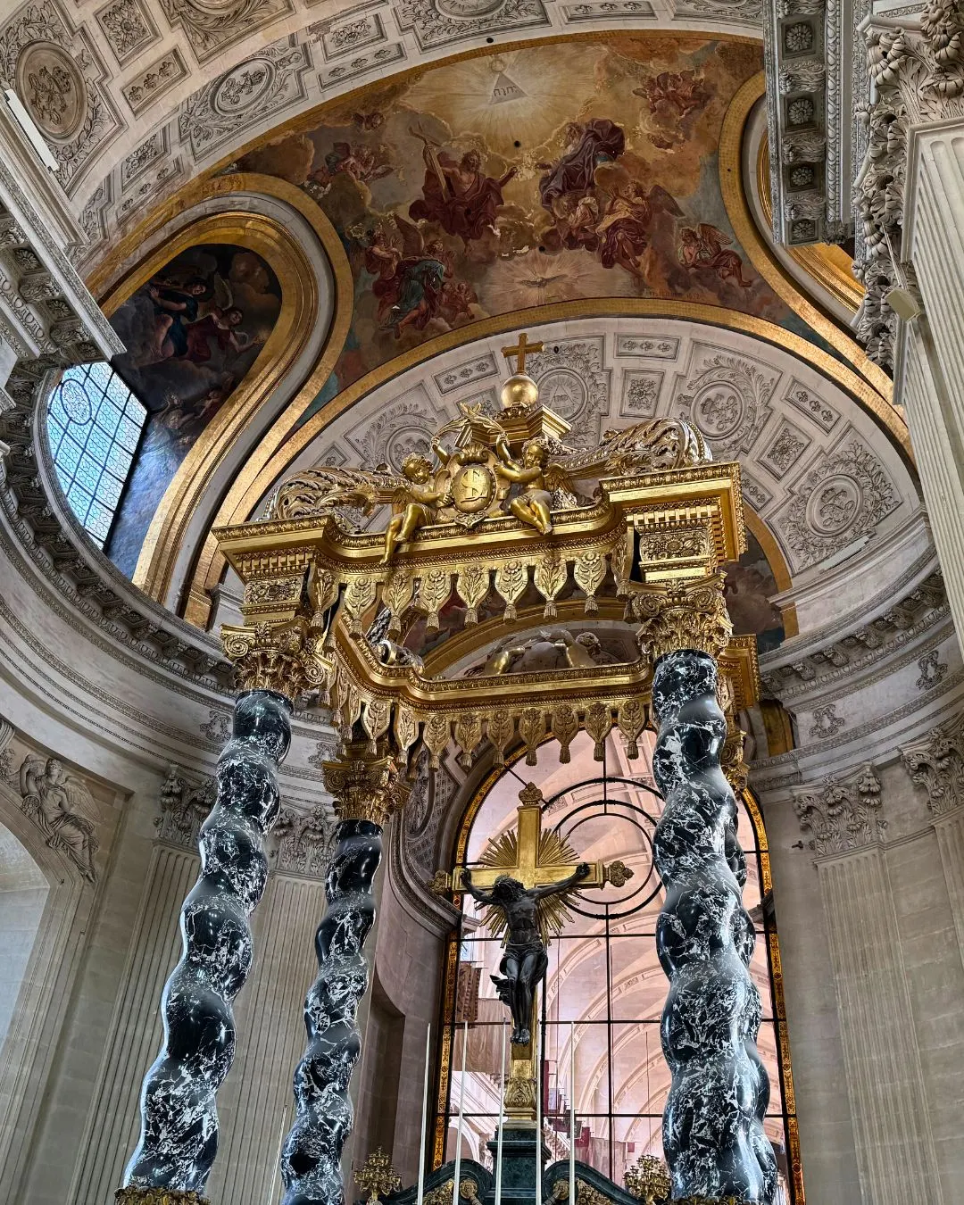 Interieur van de koepelkerk van Les Invalides met religieuze kunst