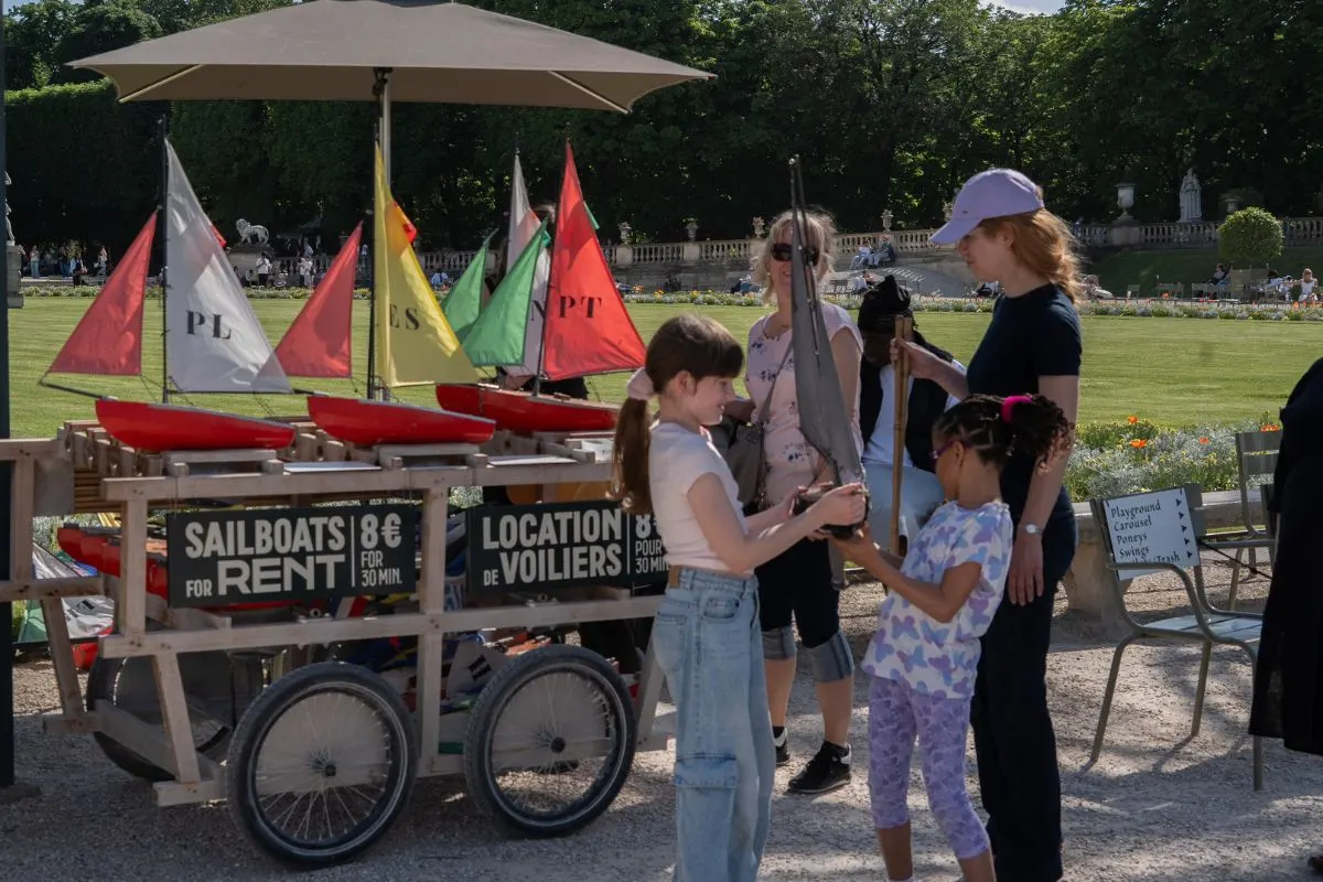 Het verhuurpunt voor zeilbootjes bij het bassin van het Jardin du Luxembourg