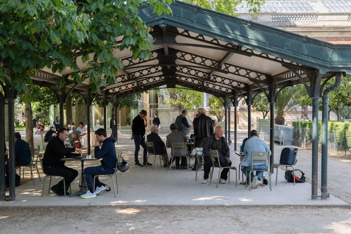 Spelers onder het overdekte paviljoen met schaaktafels in het Jardin du Luxembourg