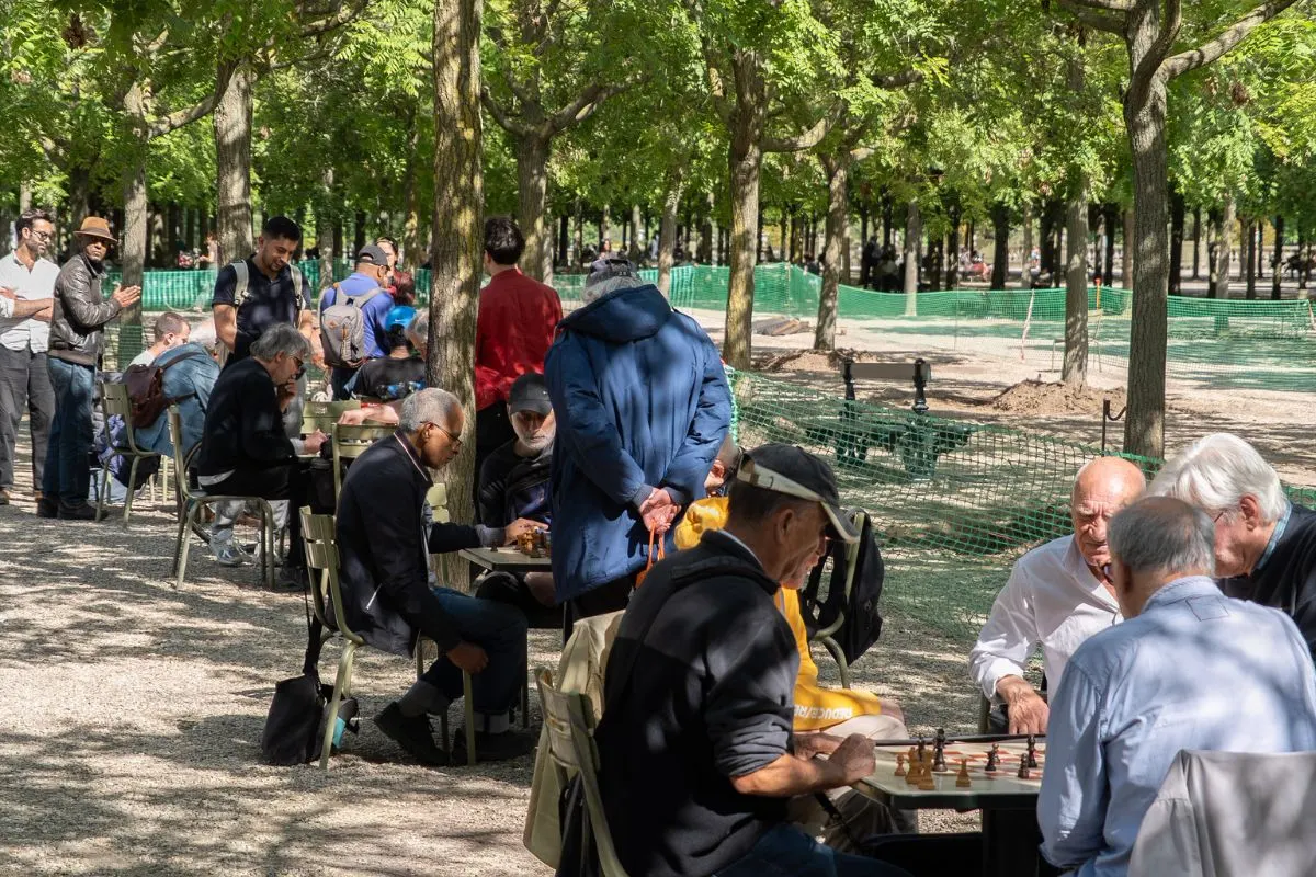 Schakers aan de stenen tafels in het Jardin du Luxembourg in Parijs