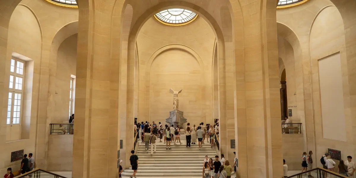 Het Louvre met de glazen piramide