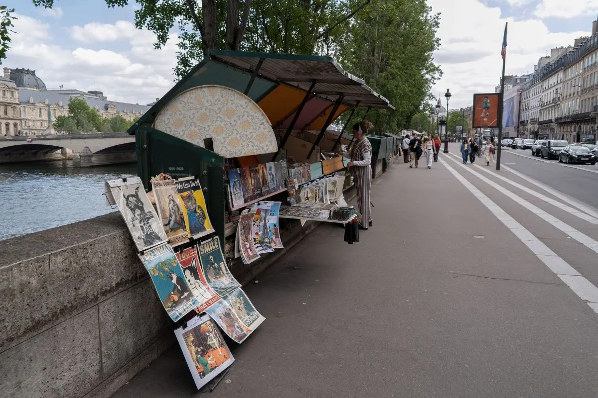 Groene boekenkraampjes van de bouquinistes langs de kade van de Seine