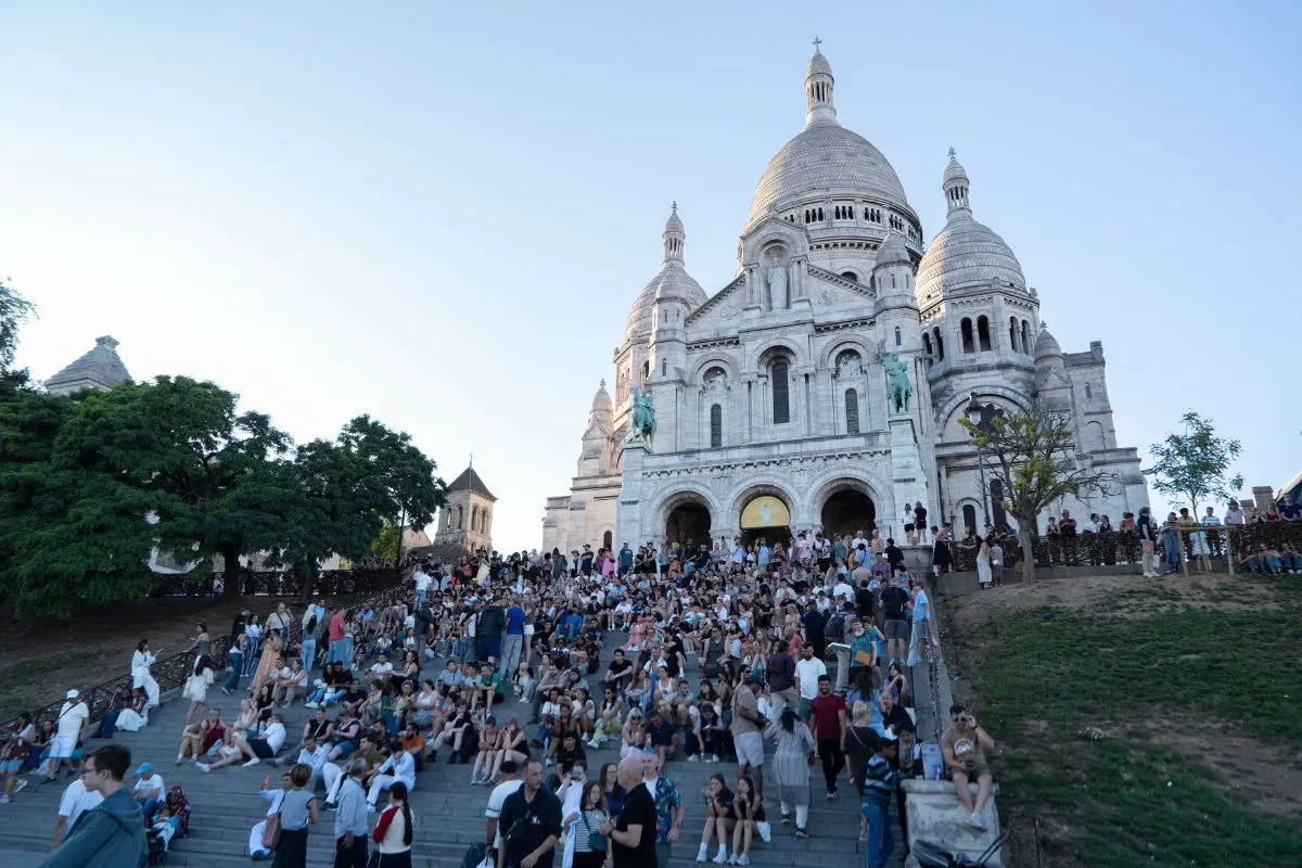 Mensen op de trappen en het plein voor de Sacre-Coeur in Montmartre