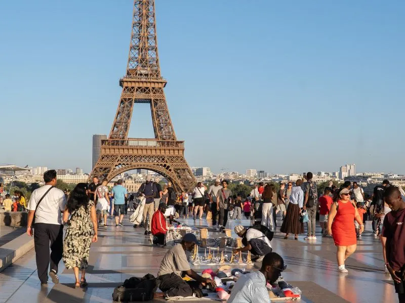 Verkopers op het Trocaderoplein met de Eiffeltoren op de achtergrond