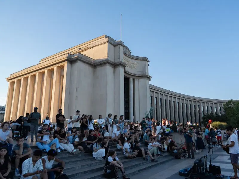 De brede trappen vanaf het Trocaderoplein naar de Jardins du Trocadero