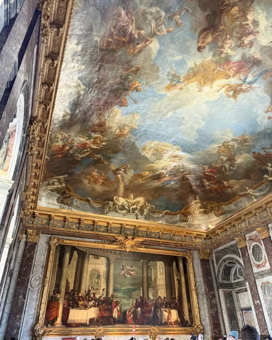 Vergulde details en plafondschilderingen in Versailles