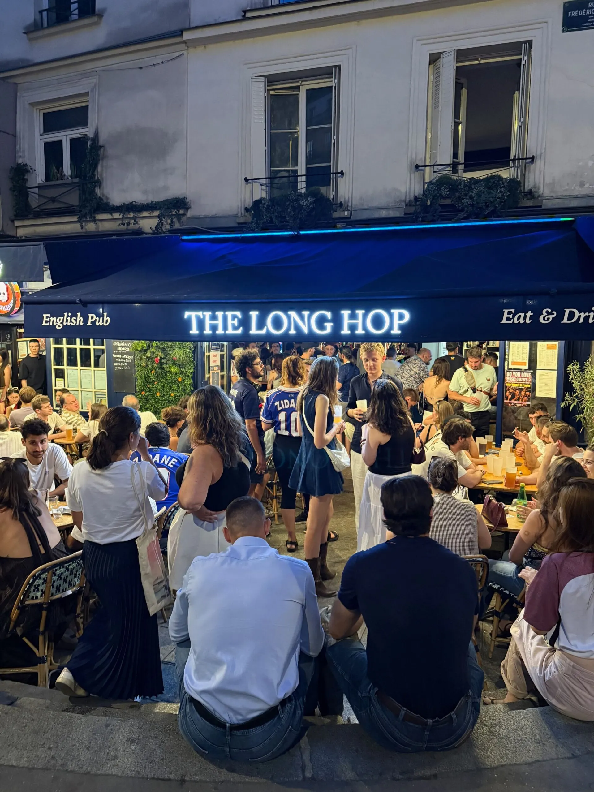 Vol terras van pub The Long Hop in het Quartier Latin in Parijs