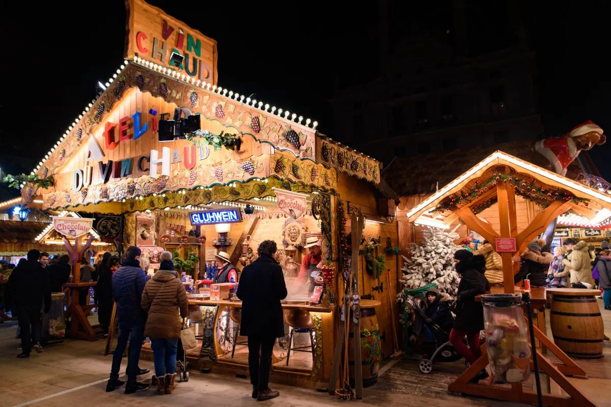 Chalet met warme wijn op de kerstmarkt in de Tuileries in Parijs
