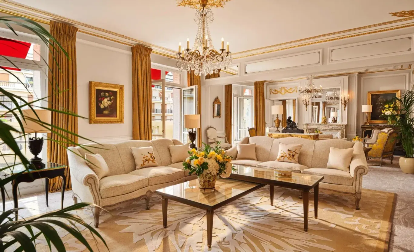 Suite in Plaza Athénée, Parijs