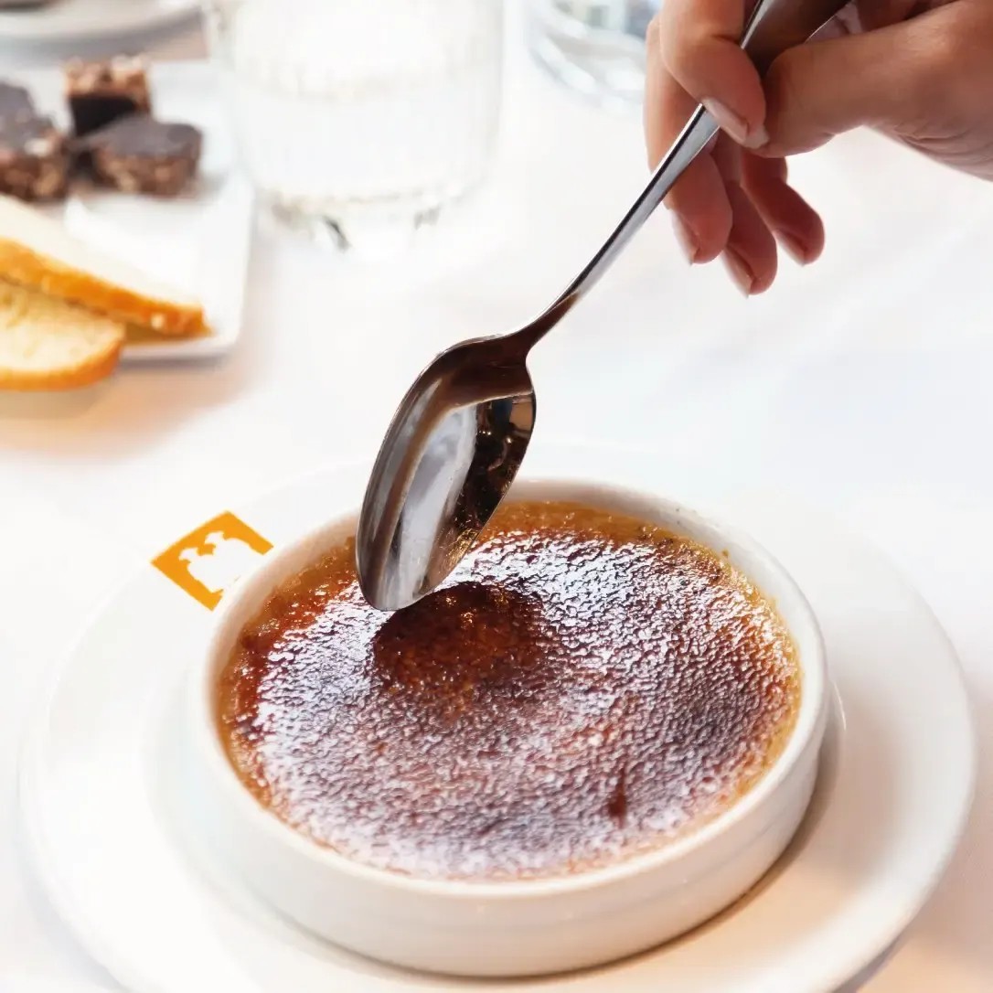 Creme brulee bij Ambassade d Auvergne in Parijs