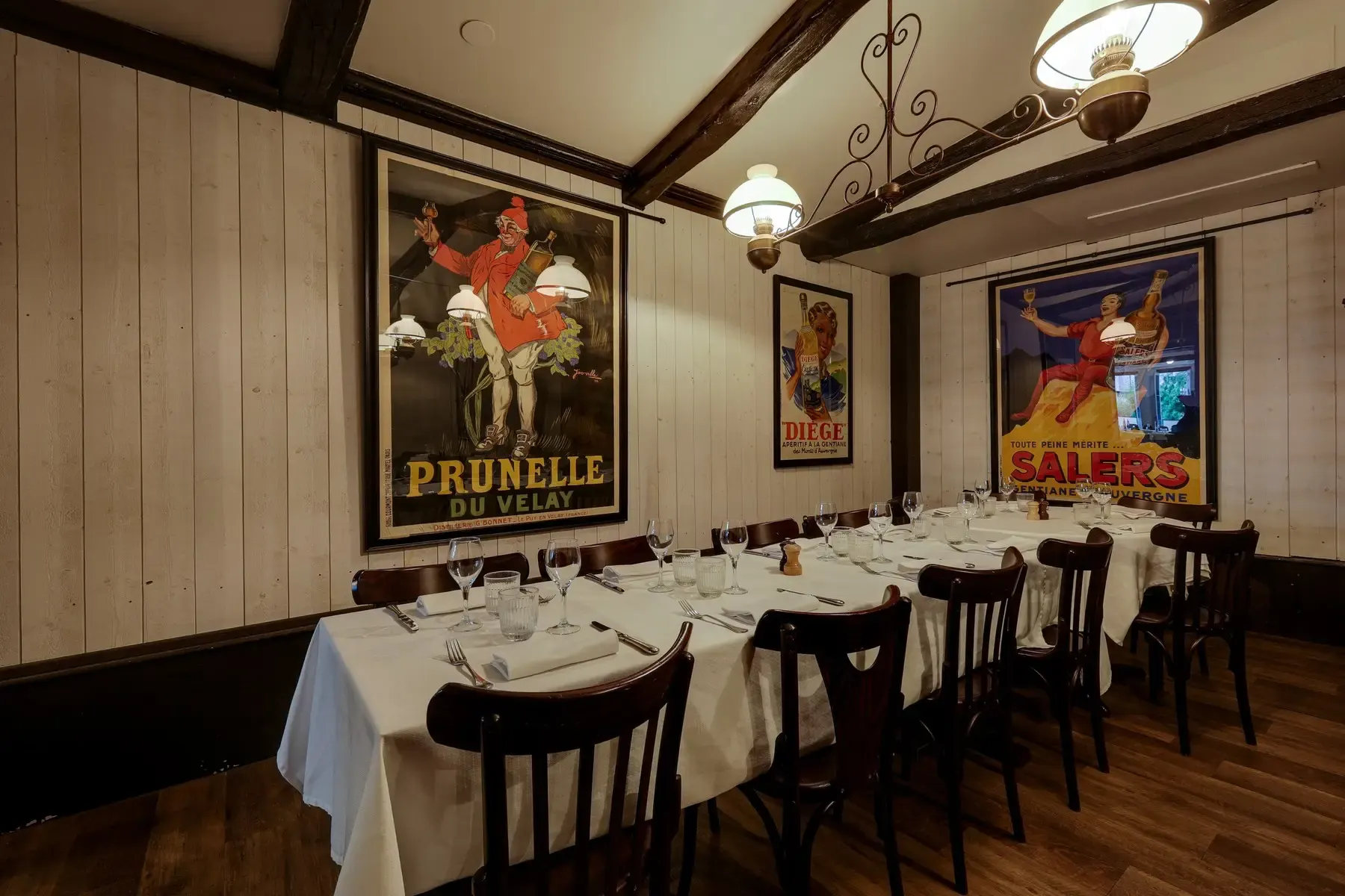De eetzaal van Ambassade d Auvergne in Parijs