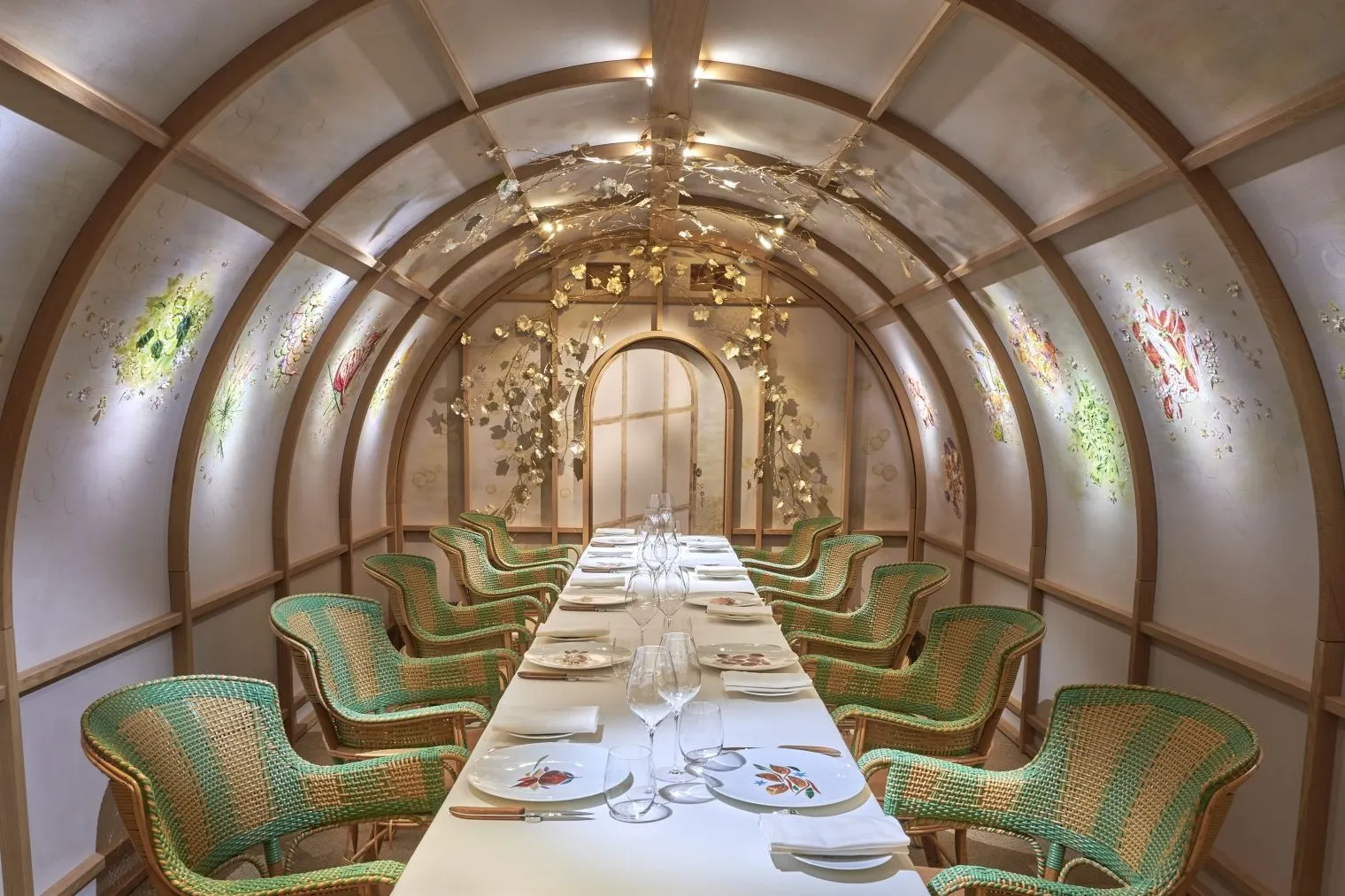 De lange tafel in restaurant Arpege in Parijs