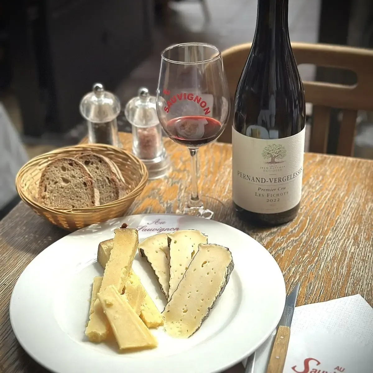 Kaasplank bij Au Sauvignon in Parijs
