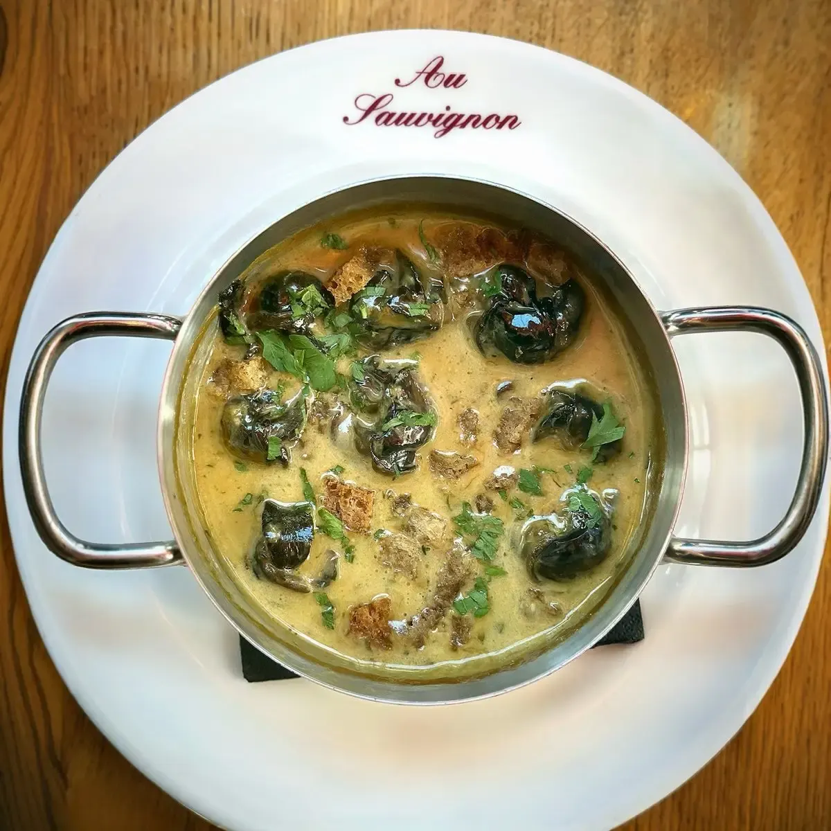 Slakken in kruidenboter bij Au Sauvignon in Parijs