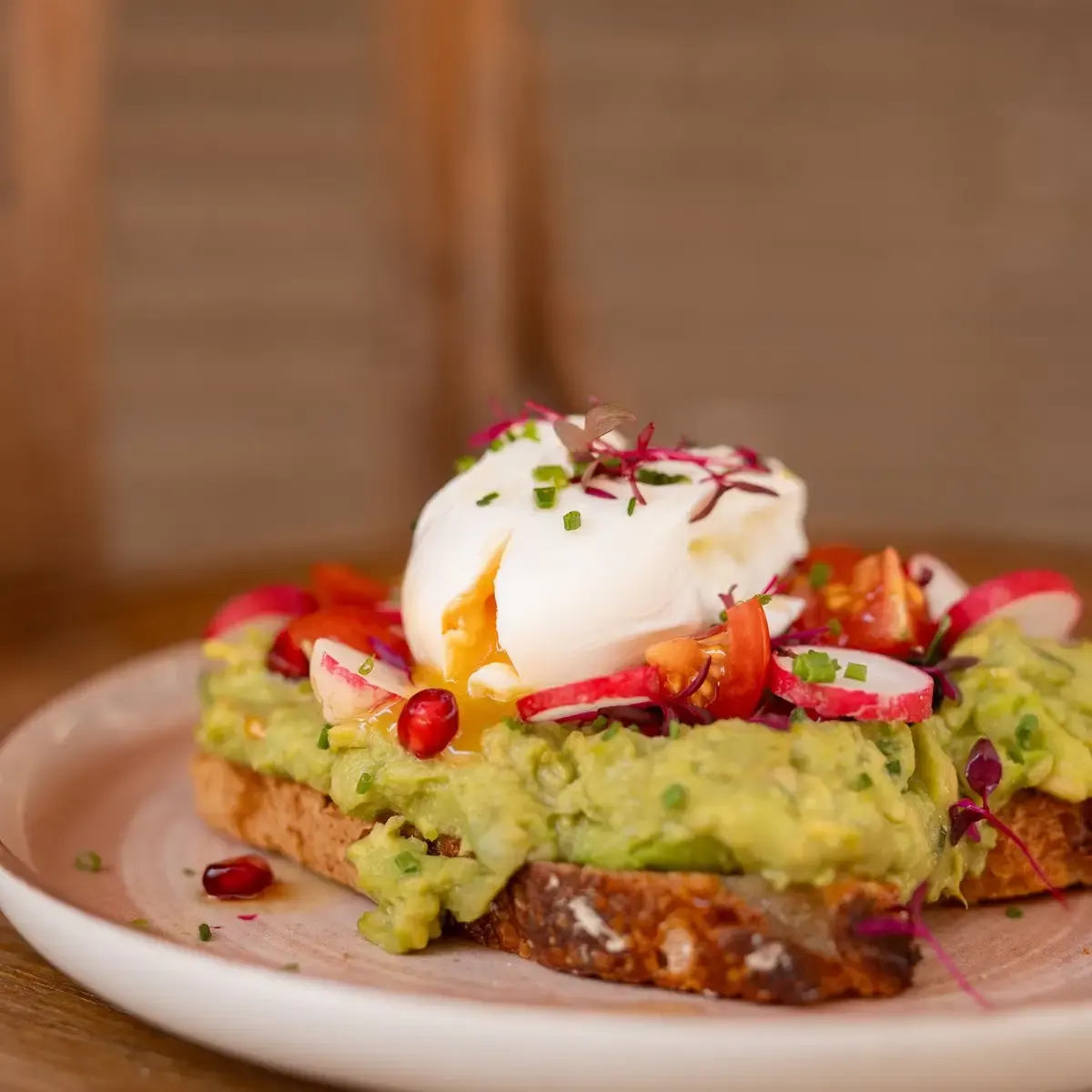 Avocadotoast met gepocheerd ei bij Baguett s Cafe in Parijs