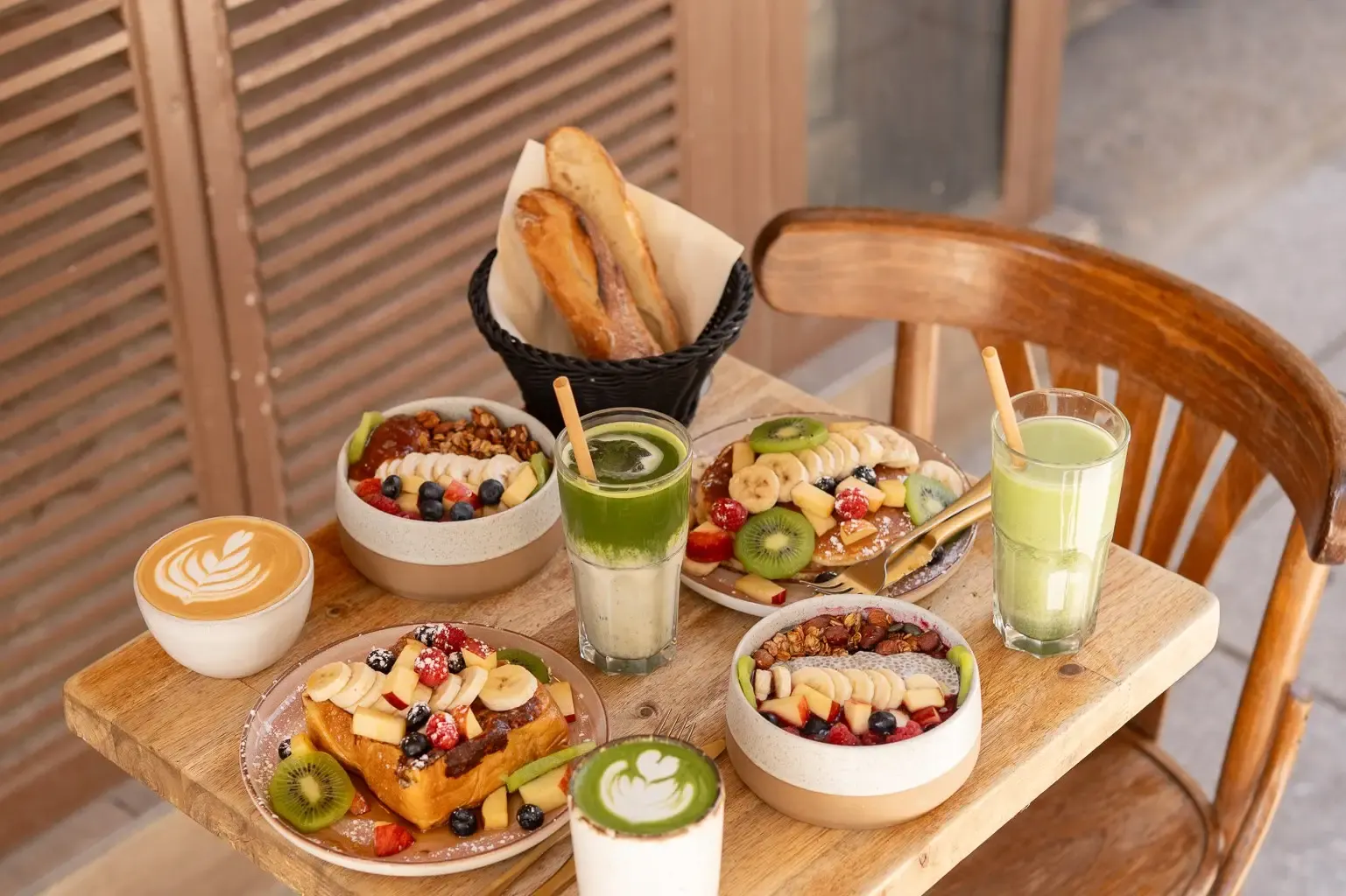 Brunch op het terras van Baguett s Cafe in Parijs