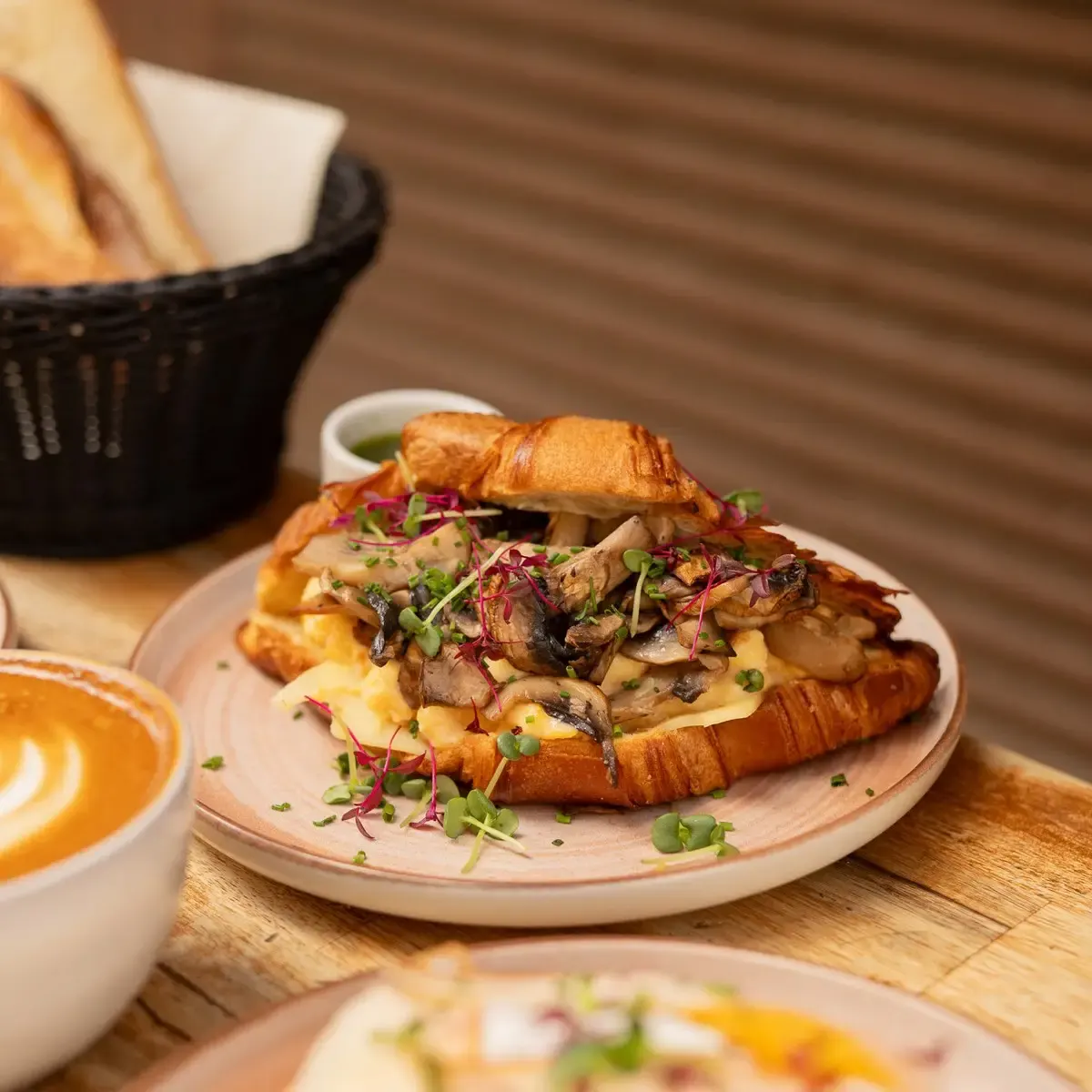 Croissant met ei en spek bij Baguett s Cafe in Parijs