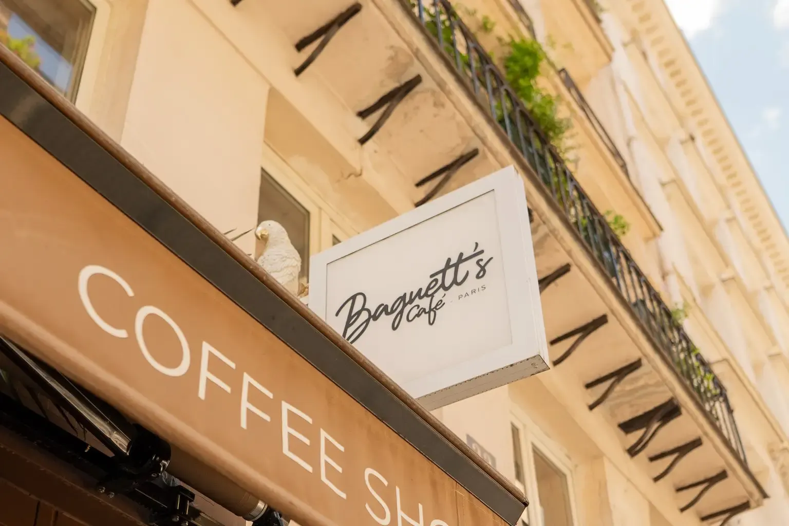 De gevel van Baguett s Cafe aan de Rue de Richelieu in Parijs