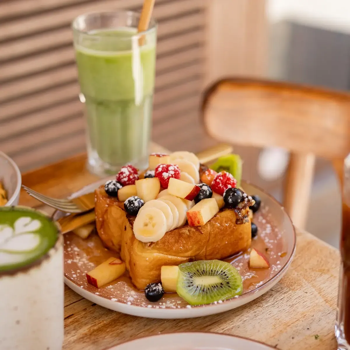 Wentelteefjes met fruit bij Baguett s Cafe in Parijs
