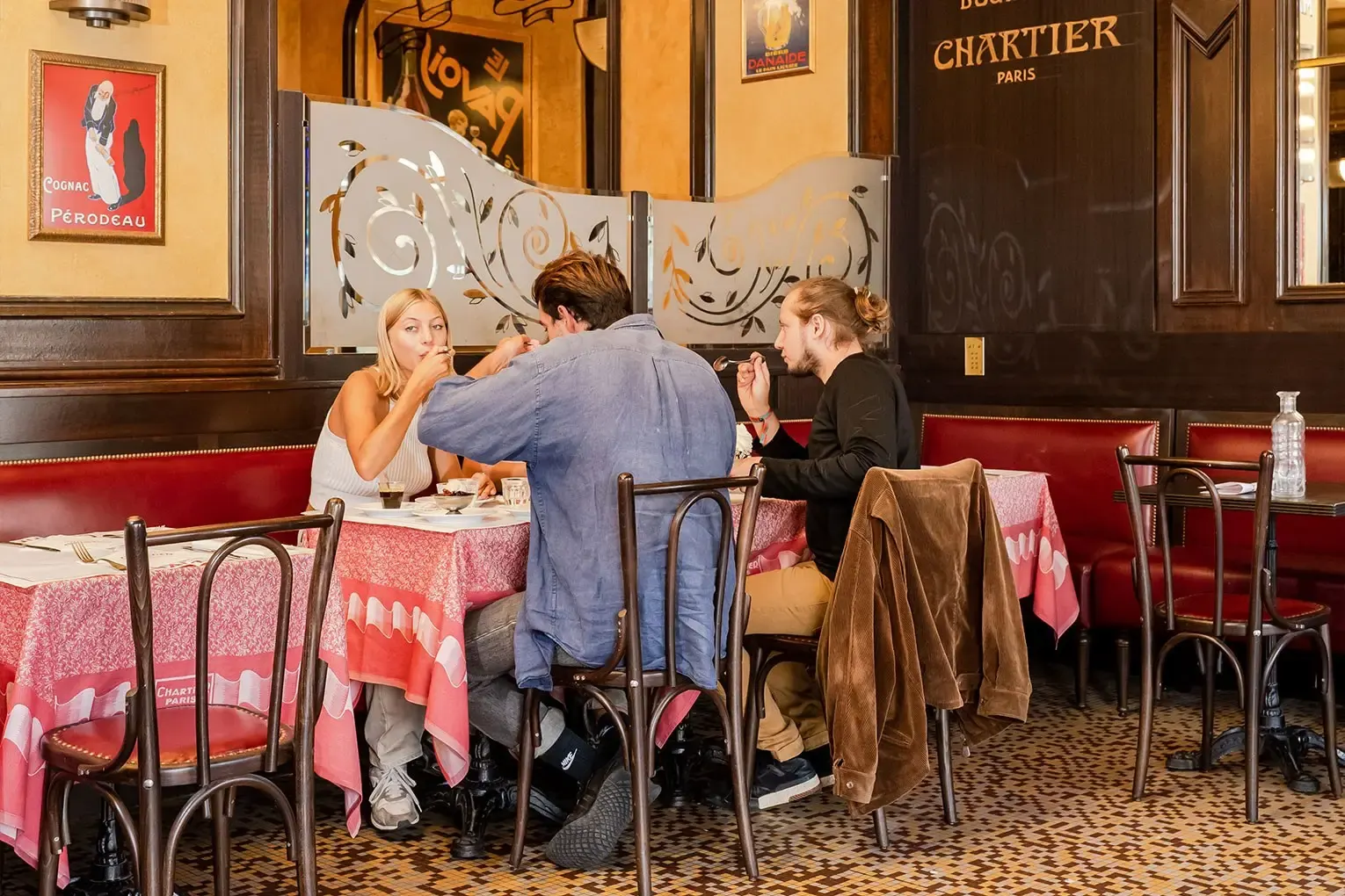 Gasten aan tafel bij Bouillon Chartier in Parijs