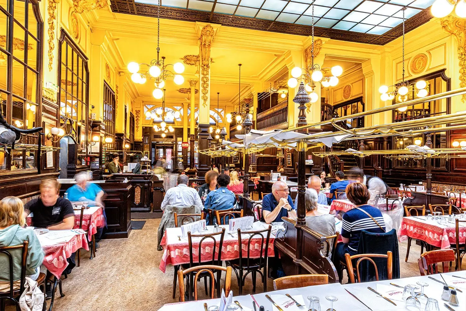 De grote zaal van Bouillon Chartier in Parijs