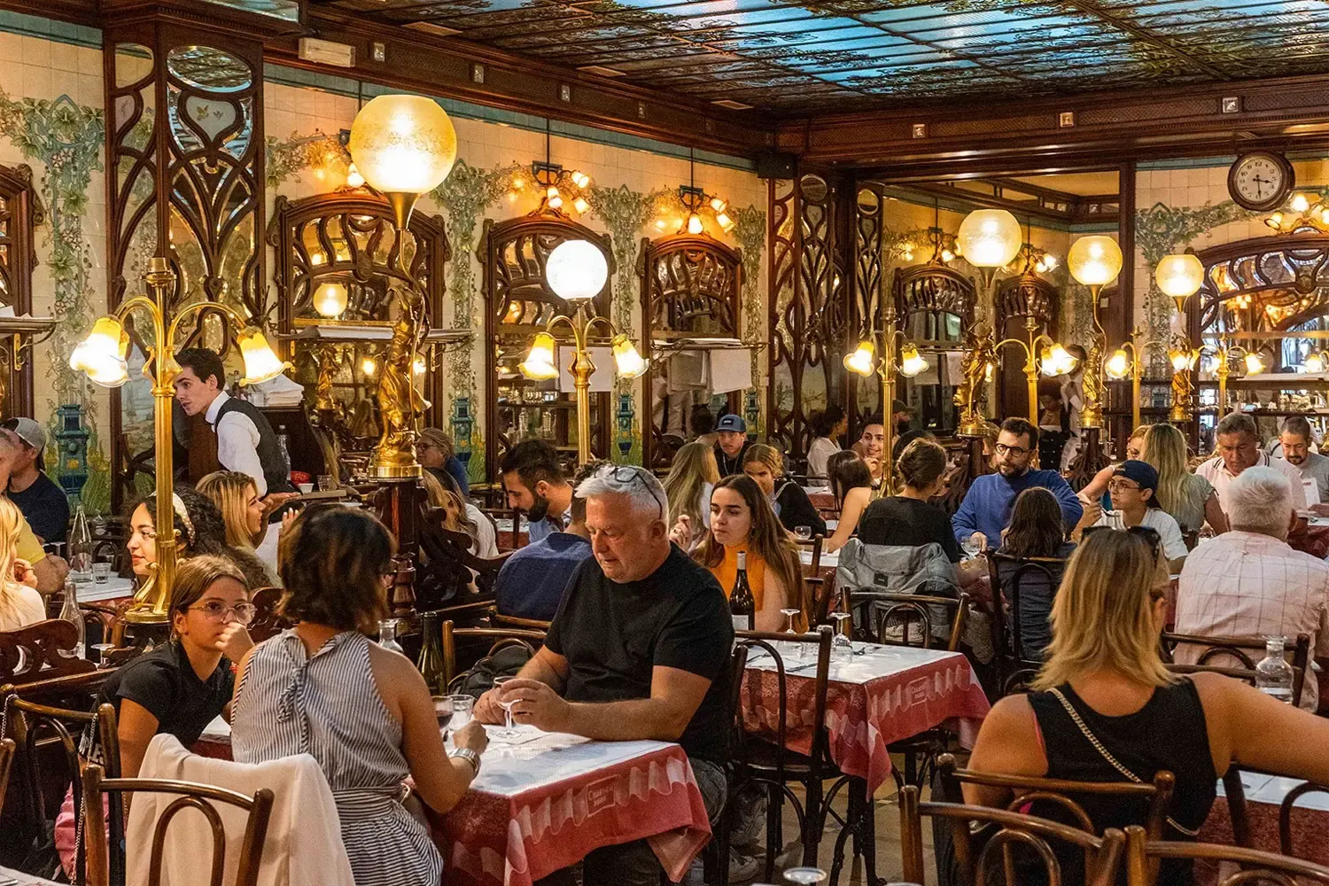 Het glas-in-lood plafond van Bouillon Chartier in Parijs