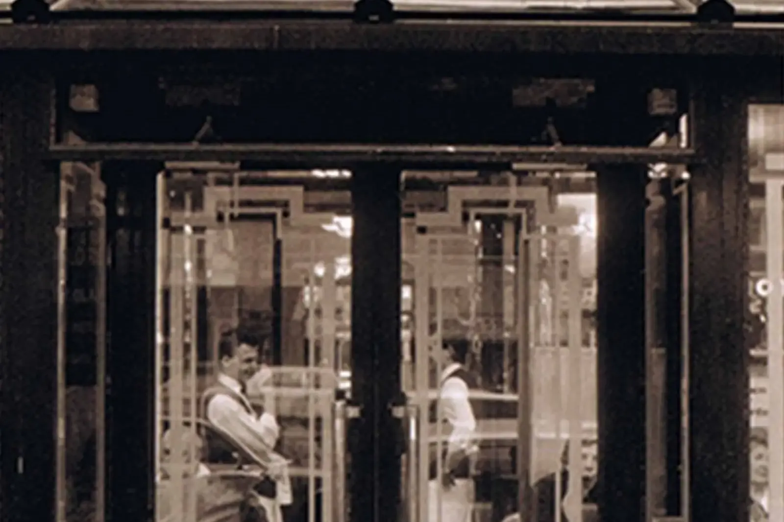 De ingang van Cafe de Flore aan de Boulevard Saint-Germain in Parijs