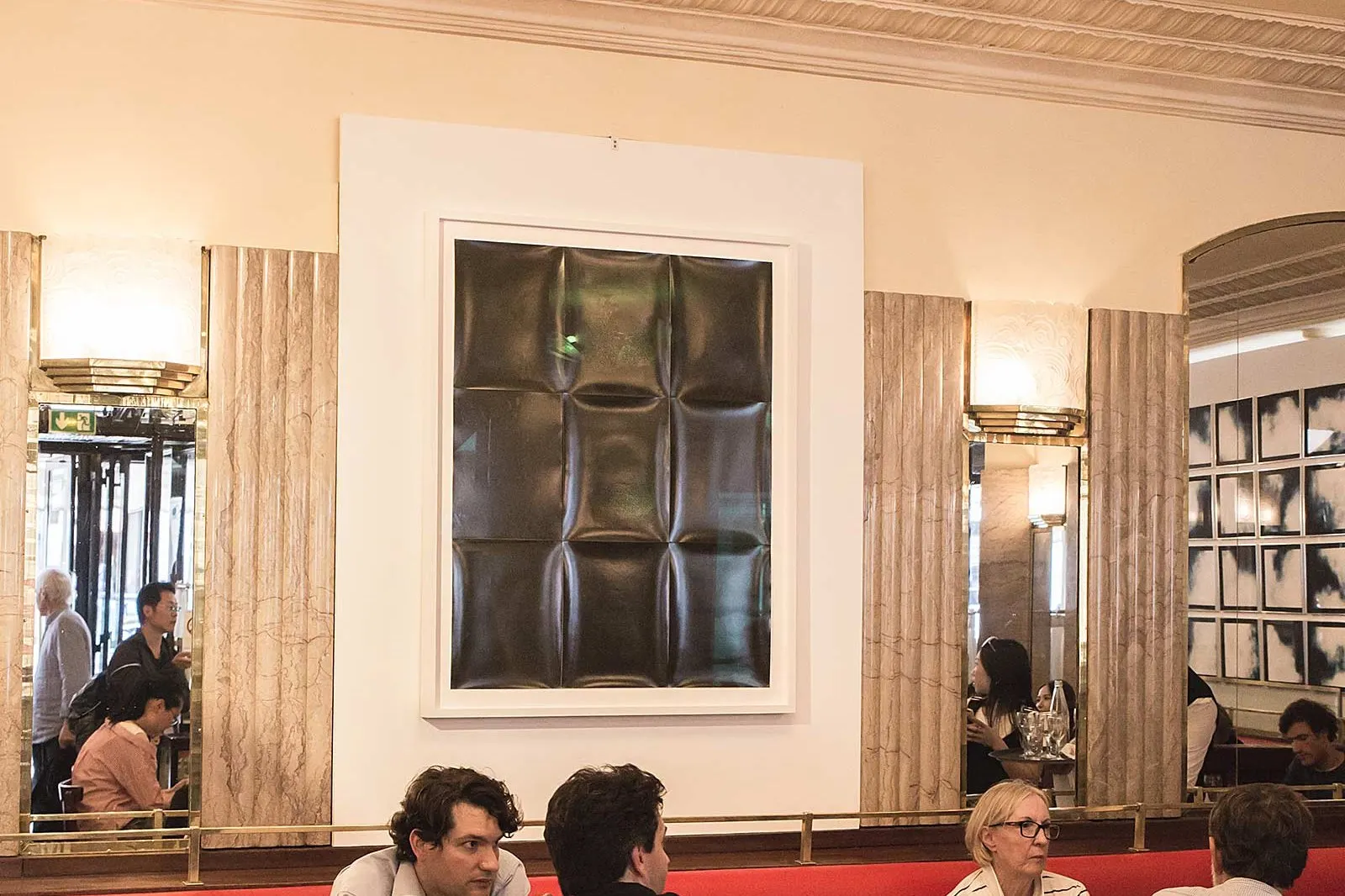 De zaal van Cafe de Flore in Parijs