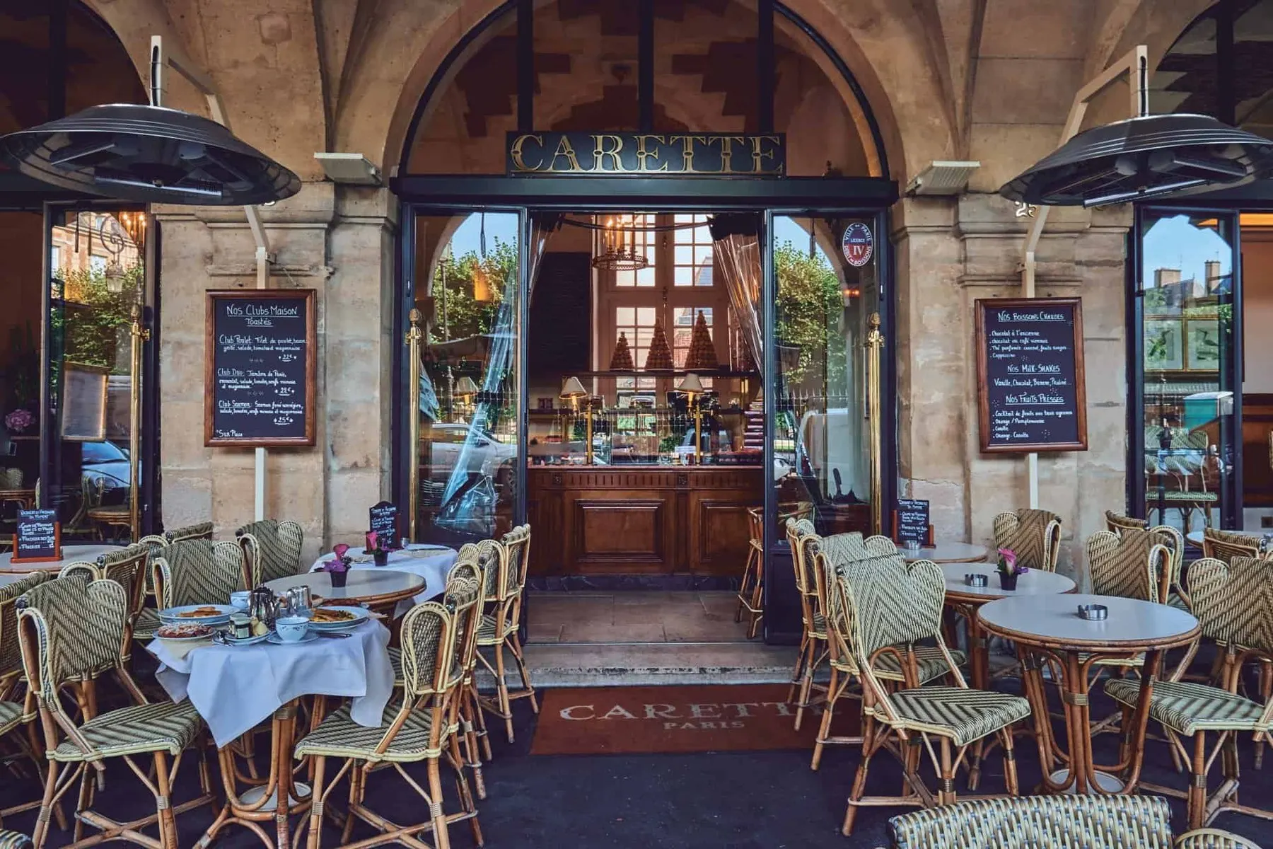 Het terras van Carette onder de luifel in Parijs