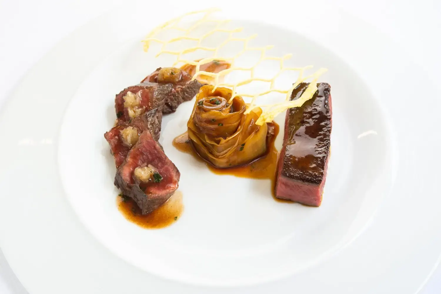 Vleesgerecht bij restaurant Guy Savoy in Parijs