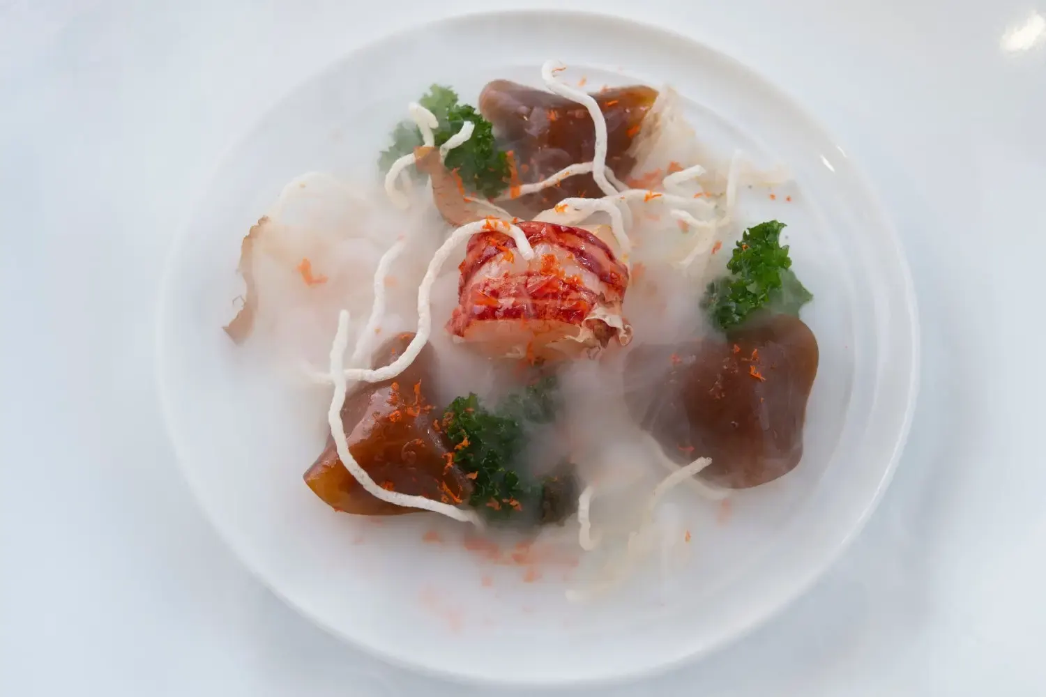 Gerecht met kreeft bij restaurant Guy Savoy in Parijs