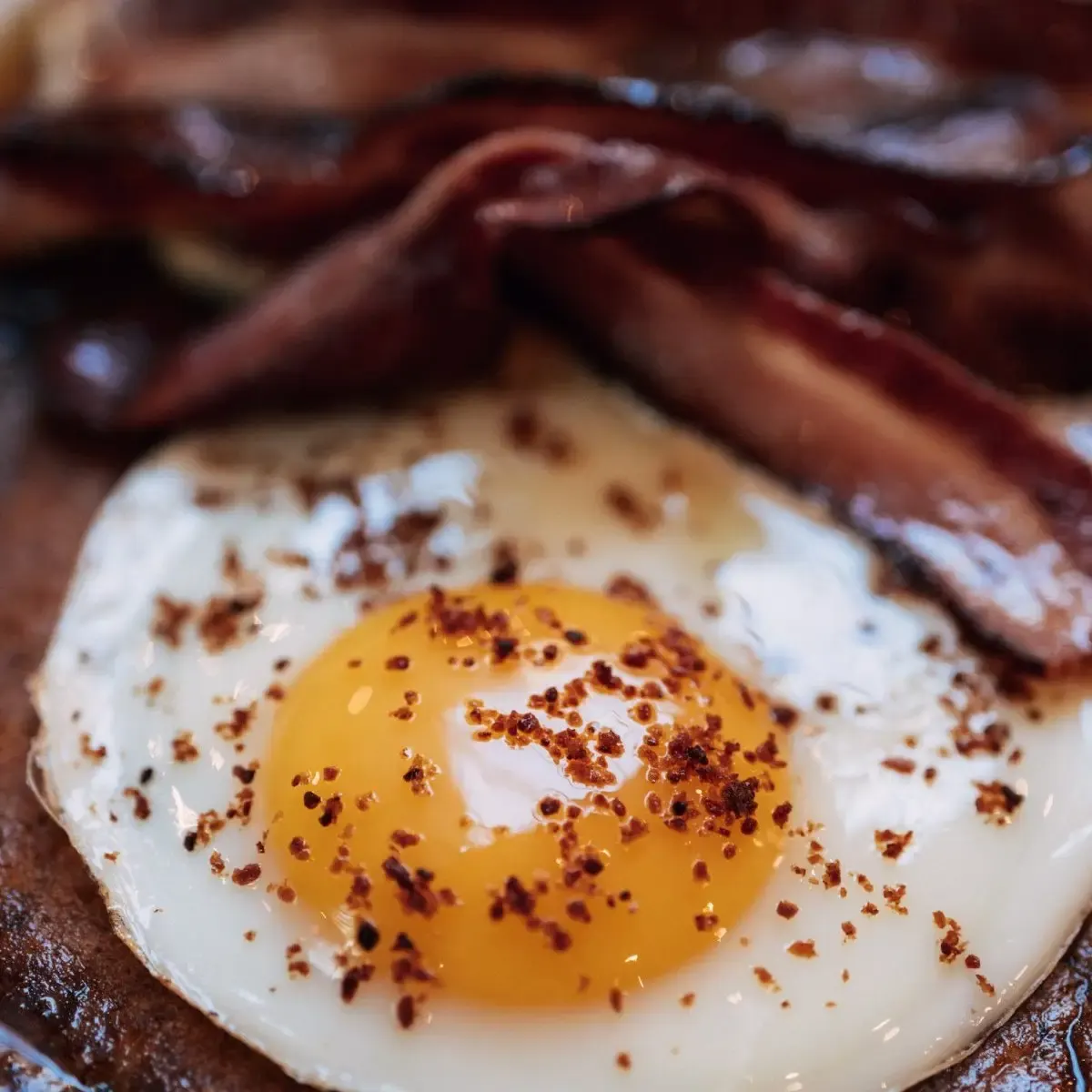 Pancakes met spek en een gebakken ei bij HolyBelly in Parijs
