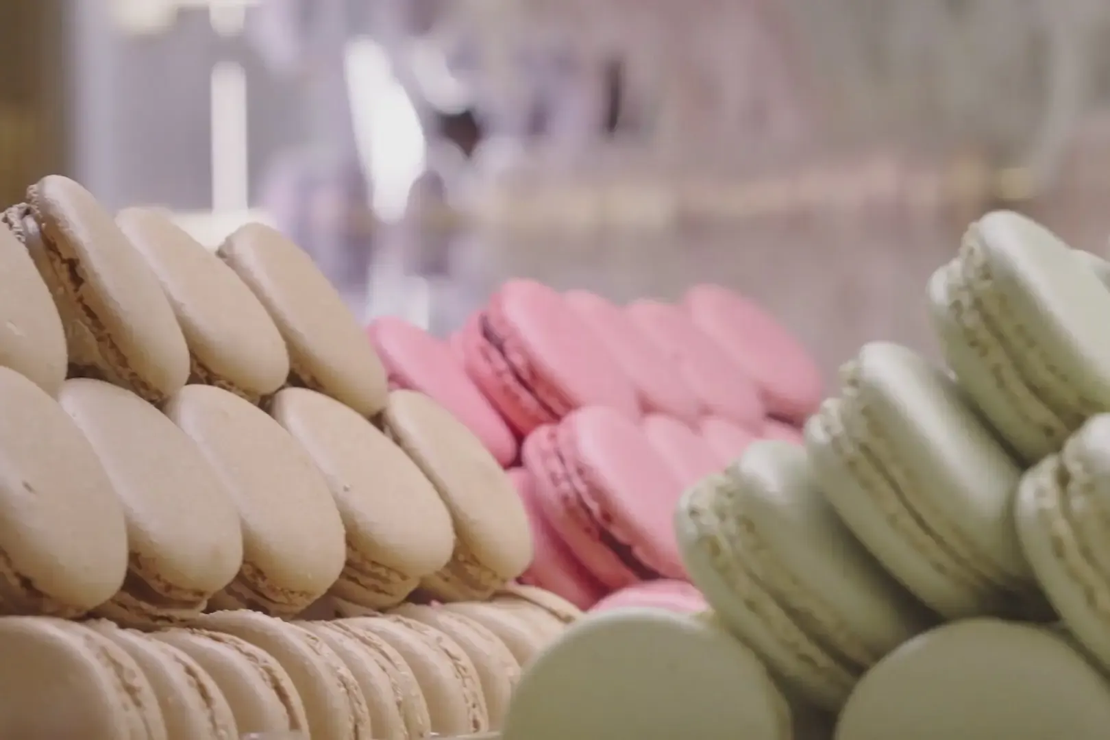 Macarons in de vitrine bij Laduree in Parijs