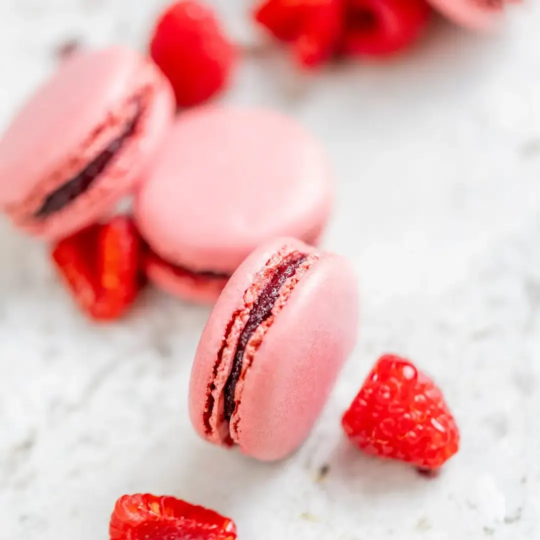 Macarons met framboos bij Laduree in Parijs