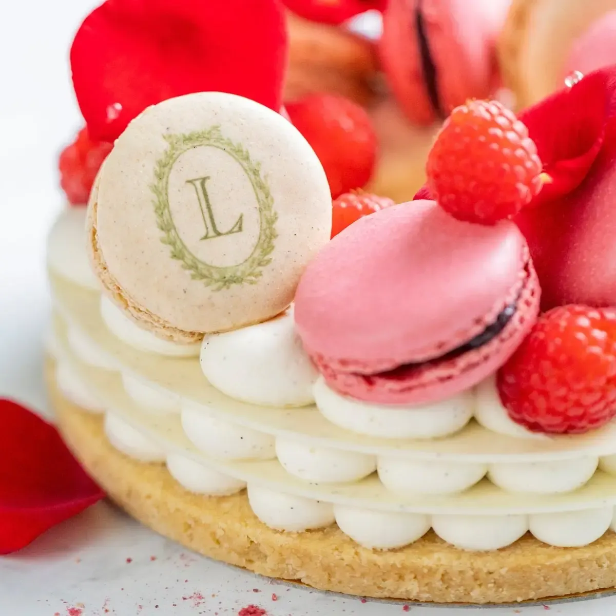 Taart met macarons en frambozen bij Laduree in Parijs