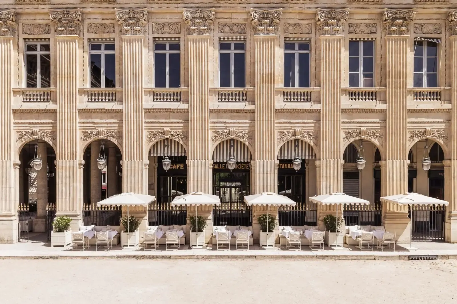 De gevel van Le Grand Vefour onder de arcade van het Palais-Royal in Parijs