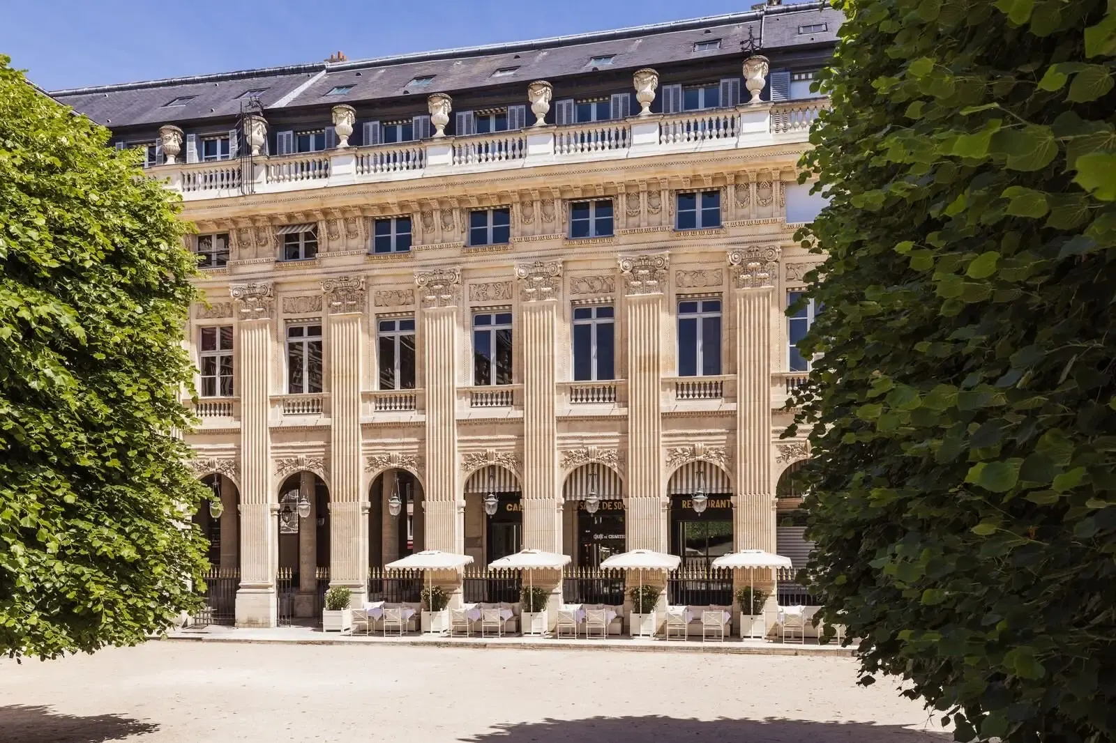 De tuin van het Palais-Royal naast Le Grand Vefour in Parijs