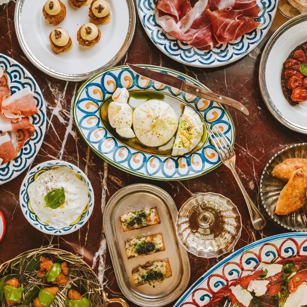 Antipasti op tafel bij Pink Mamma in Parijs