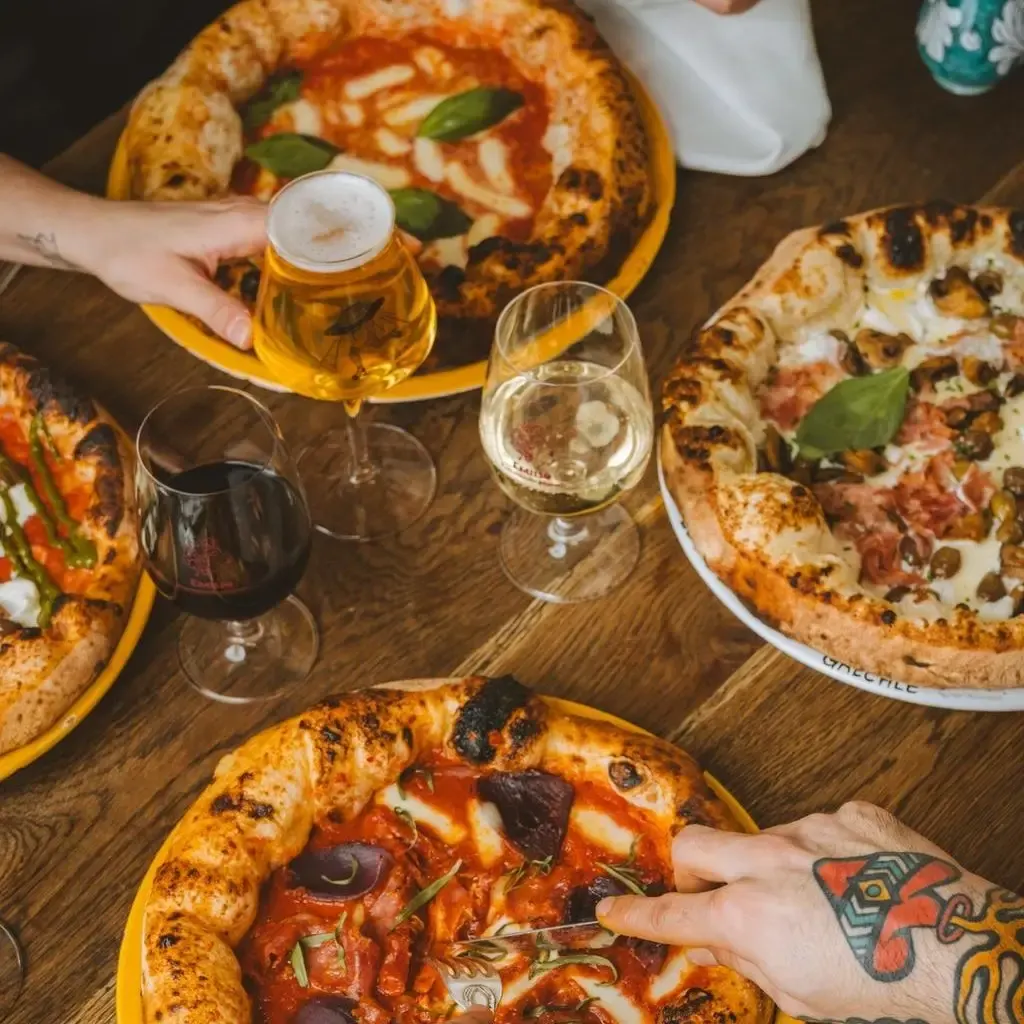 Pizza uit de houtoven bij Pink Mamma in Parijs