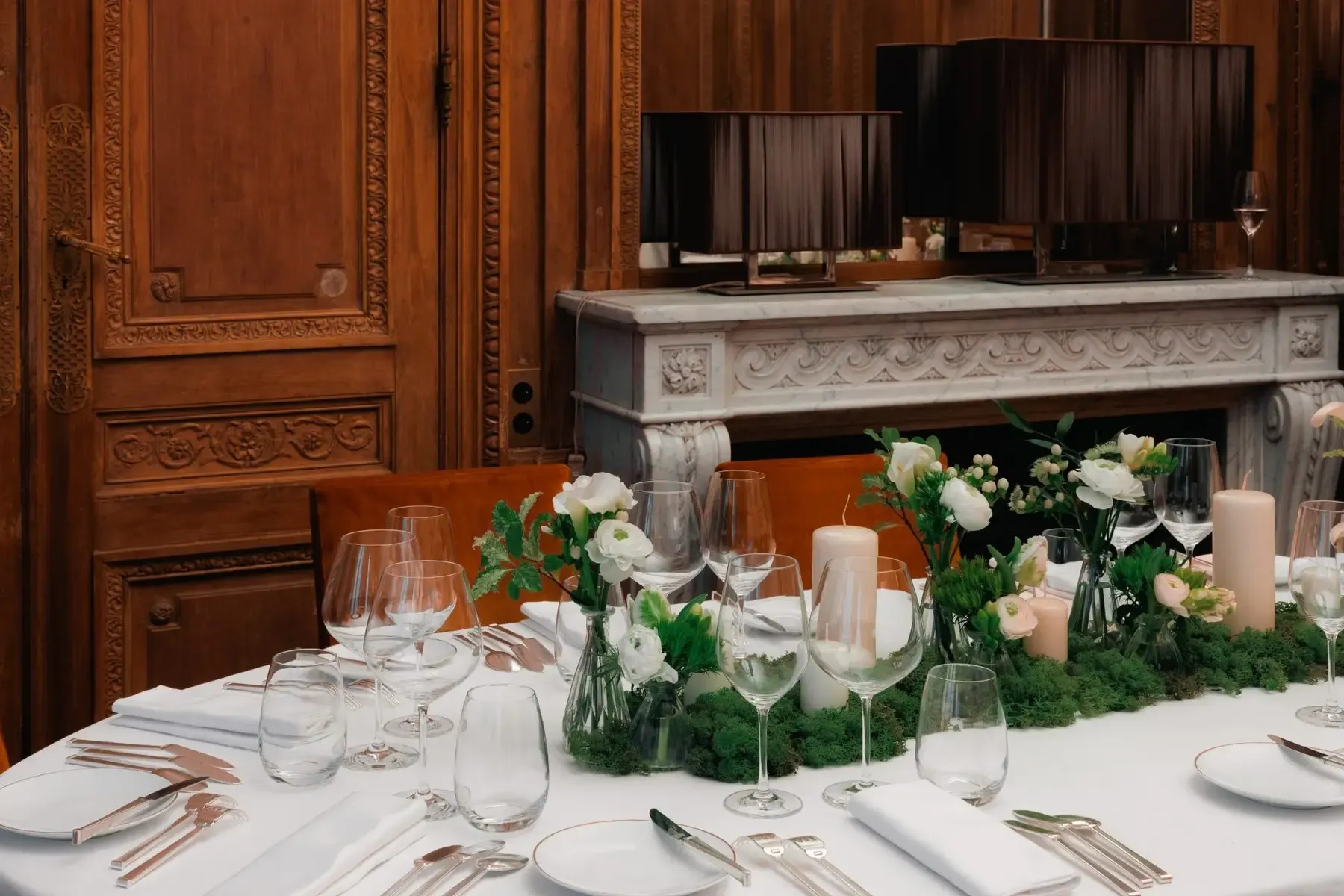 Een gedekte tafel bij de schouw in restaurant Taillevent in Parijs