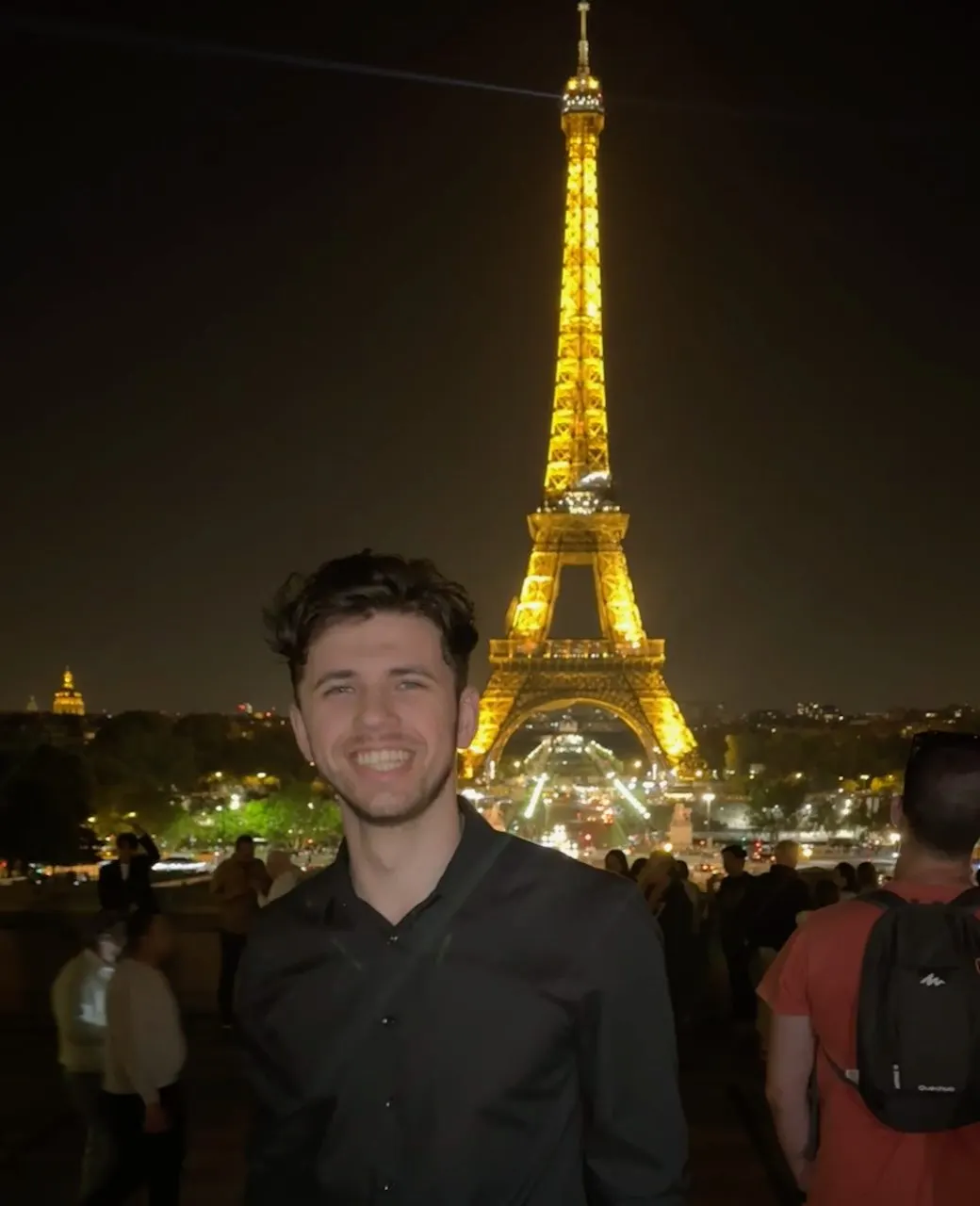 Kjetill van parijstips.nl bij de verlichte Eiffeltoren in de avond